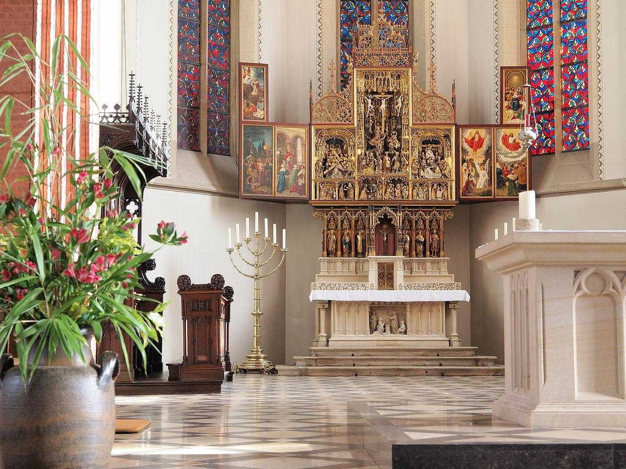 Altar mit Antwerpener Altarretabel