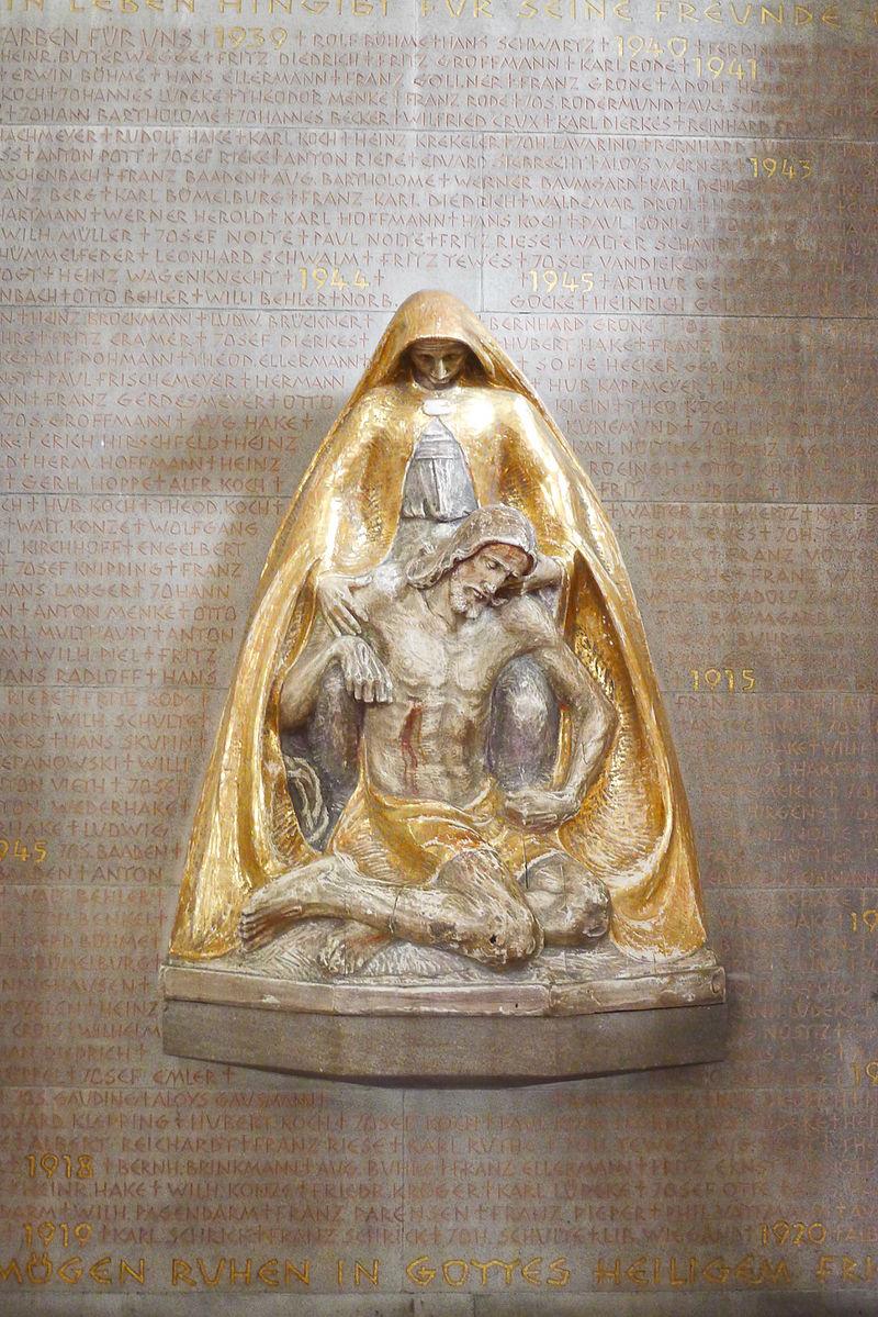 Skulptur im Gefallenendenkmal in St. Johannes Baptist