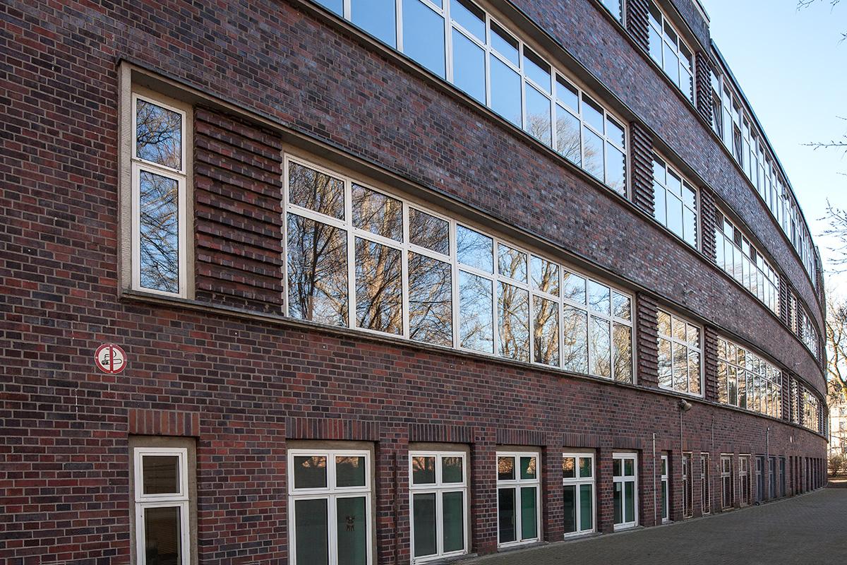 Hagen, Christian-Rohlfs-Gymnasium, Detail der geschwungenen Rückseite