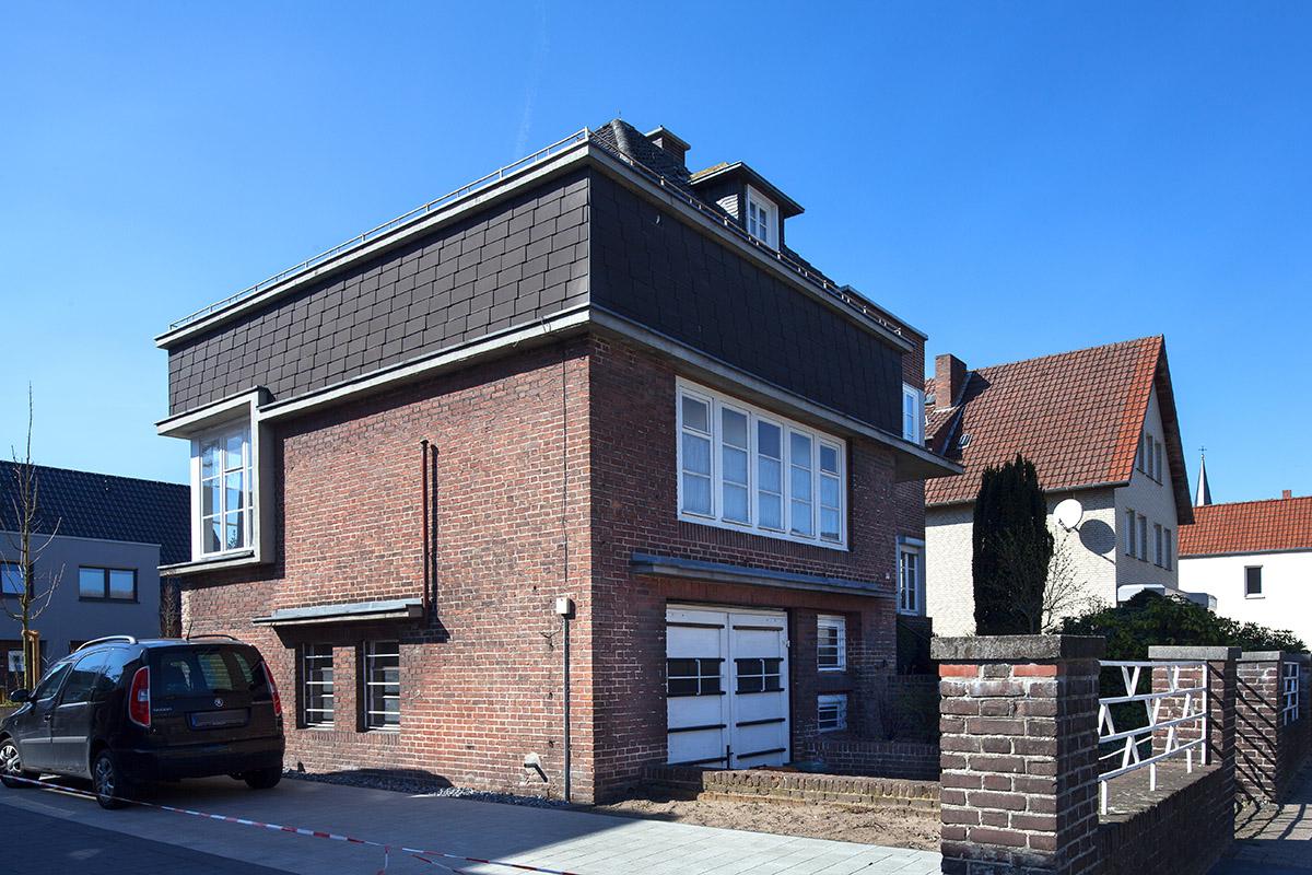Gütersloh, Paderborner Str. 14, Wohnhaus und Arztpraxis Schmits, Ansicht von Osten