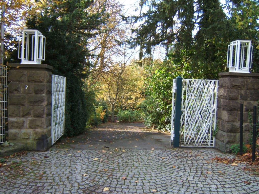Iserlohn, Villa Heutelbeck, Einfahrt mit Tor, Zustand 2005