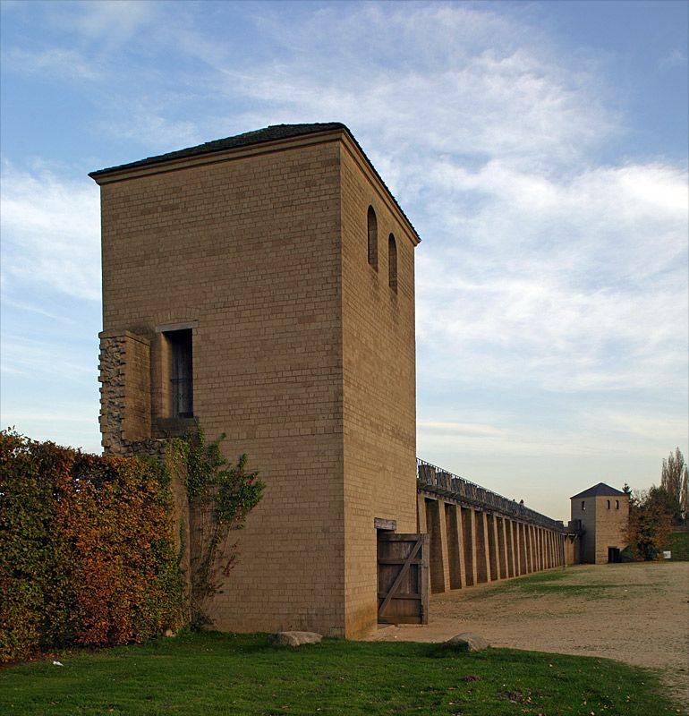 Rekonstruktion der Stadtmauer mit Wehrtürmen