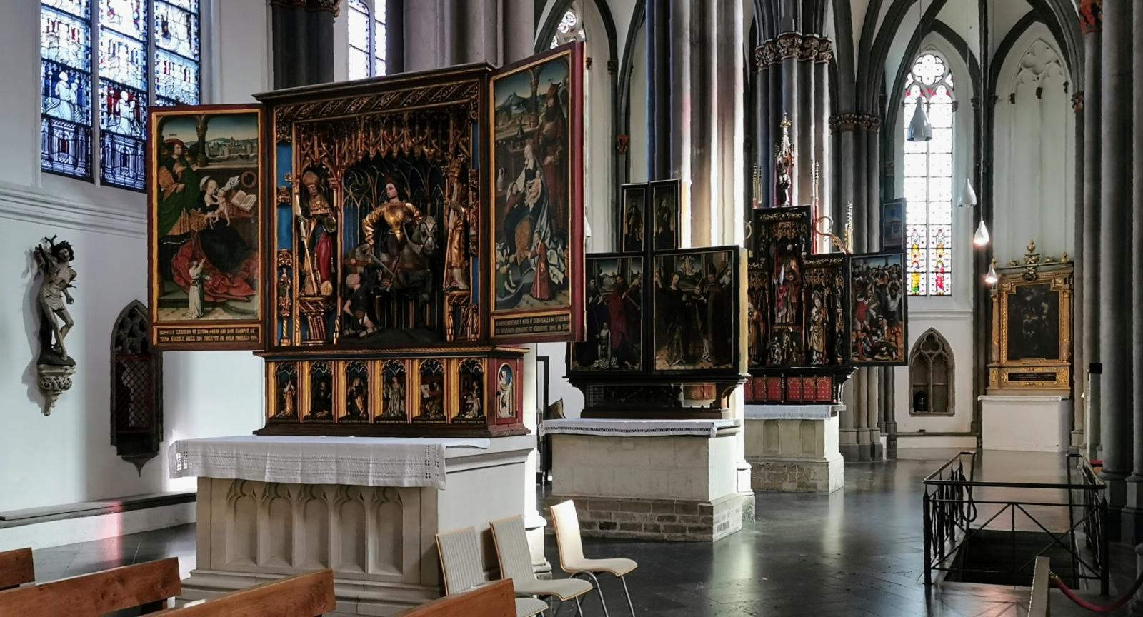 Altare im Xantener Dom, vorne Martinusaltar