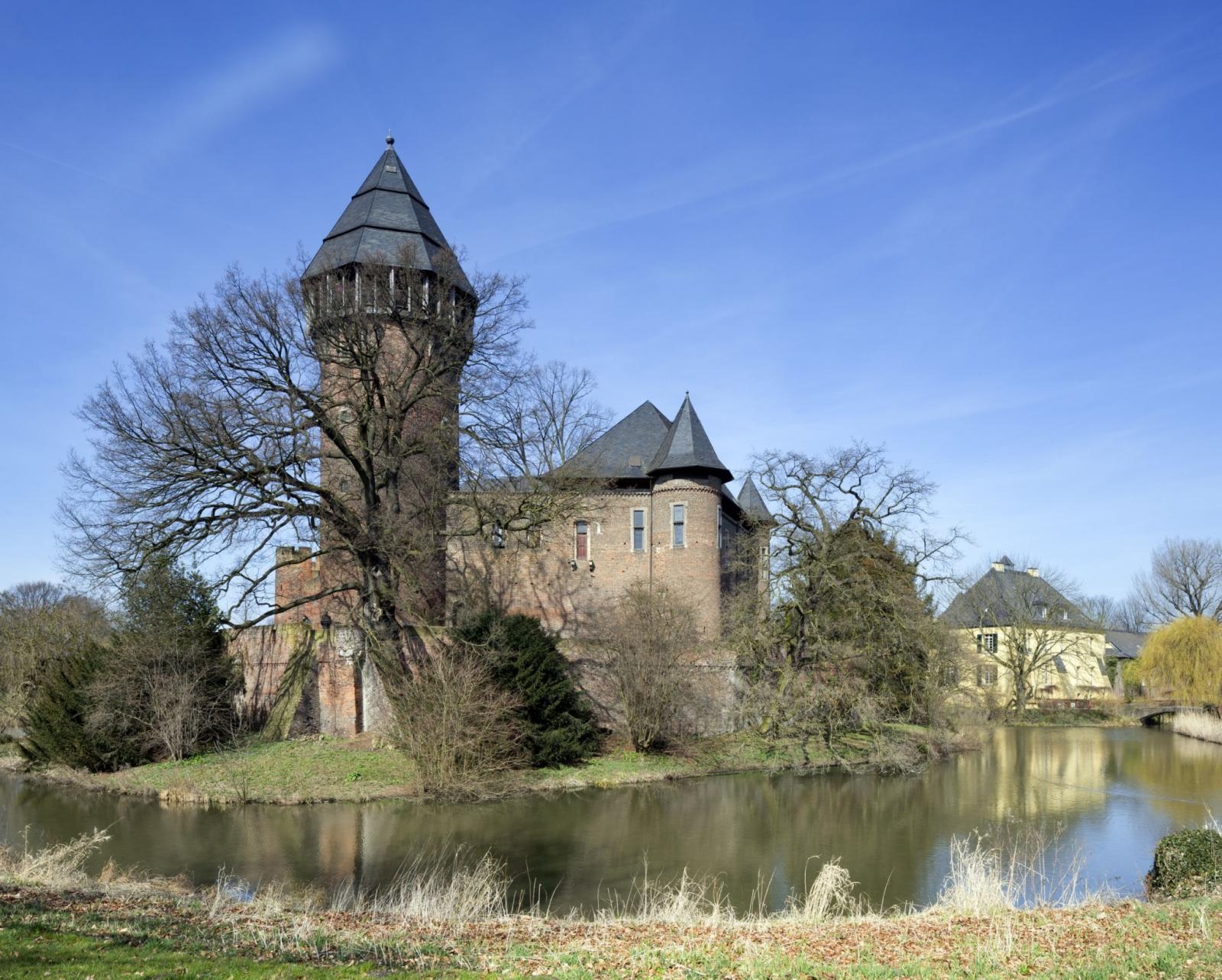 Kurkölnische Landesburg Linn mit Wassergraben