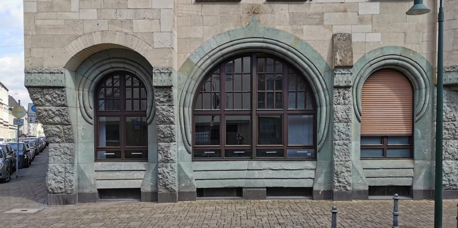 Detaillierte Bogenfenster der ehemaligen Schalterhalle