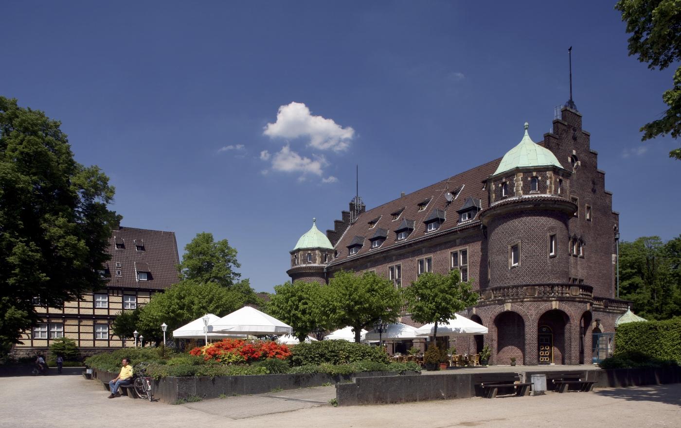 Blick auf Restaurantgebäude und Fachwerkbau