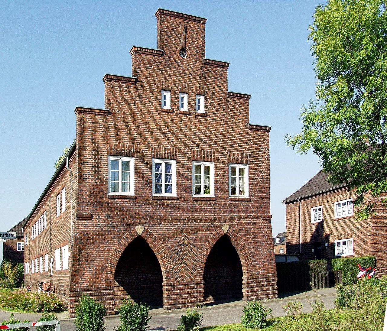 Gotischer Stufengiebel in der Siedlung Repelen