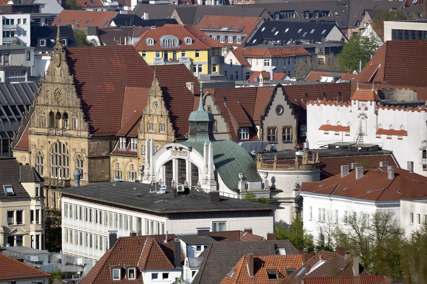 Altes Rathaus mit Theater im Vordergrund