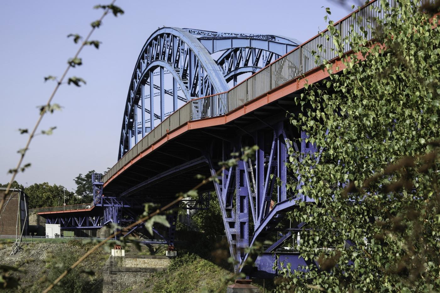 Seitlicher Blick auf die Brücke und das Tragwerk