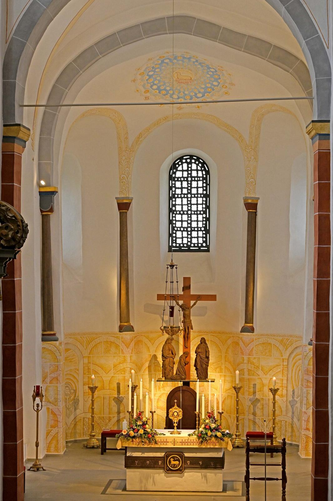 Blick in den Chor mit Altar
