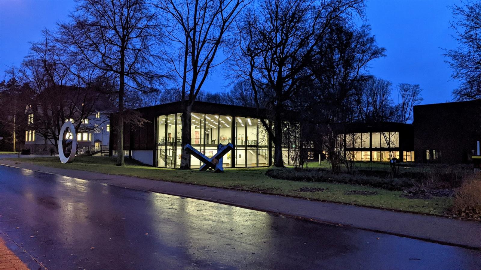 Straßenansicht Josef-Albers-Museum am Abend