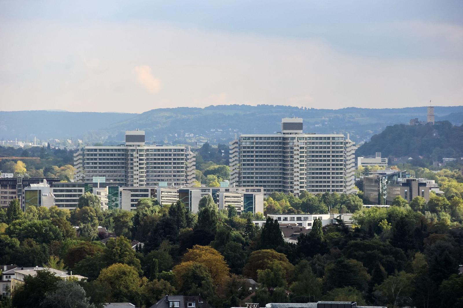 Blick auf die Kreuzbauten