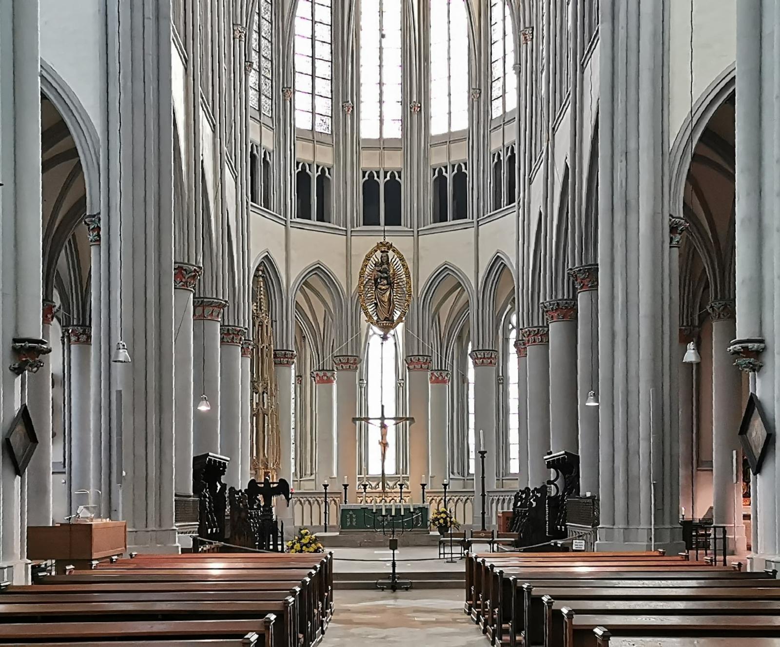 Blick zum Chor und Altar
