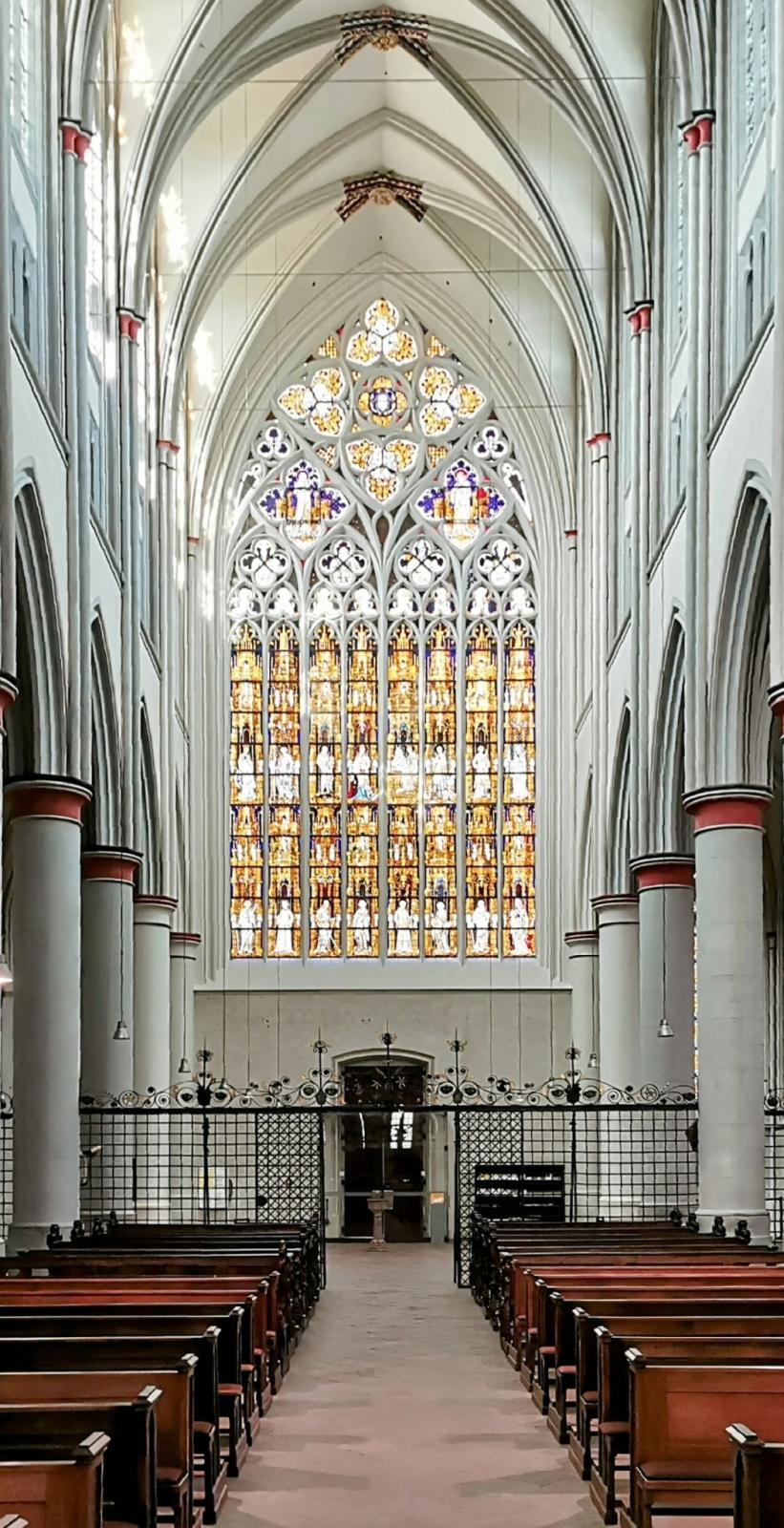 Blick ins Kirchenschiff in Richtung Westfenster