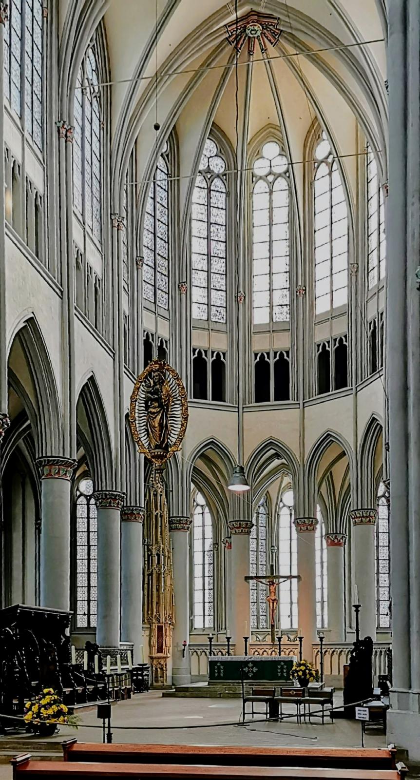 Blick zum Chor und Altar