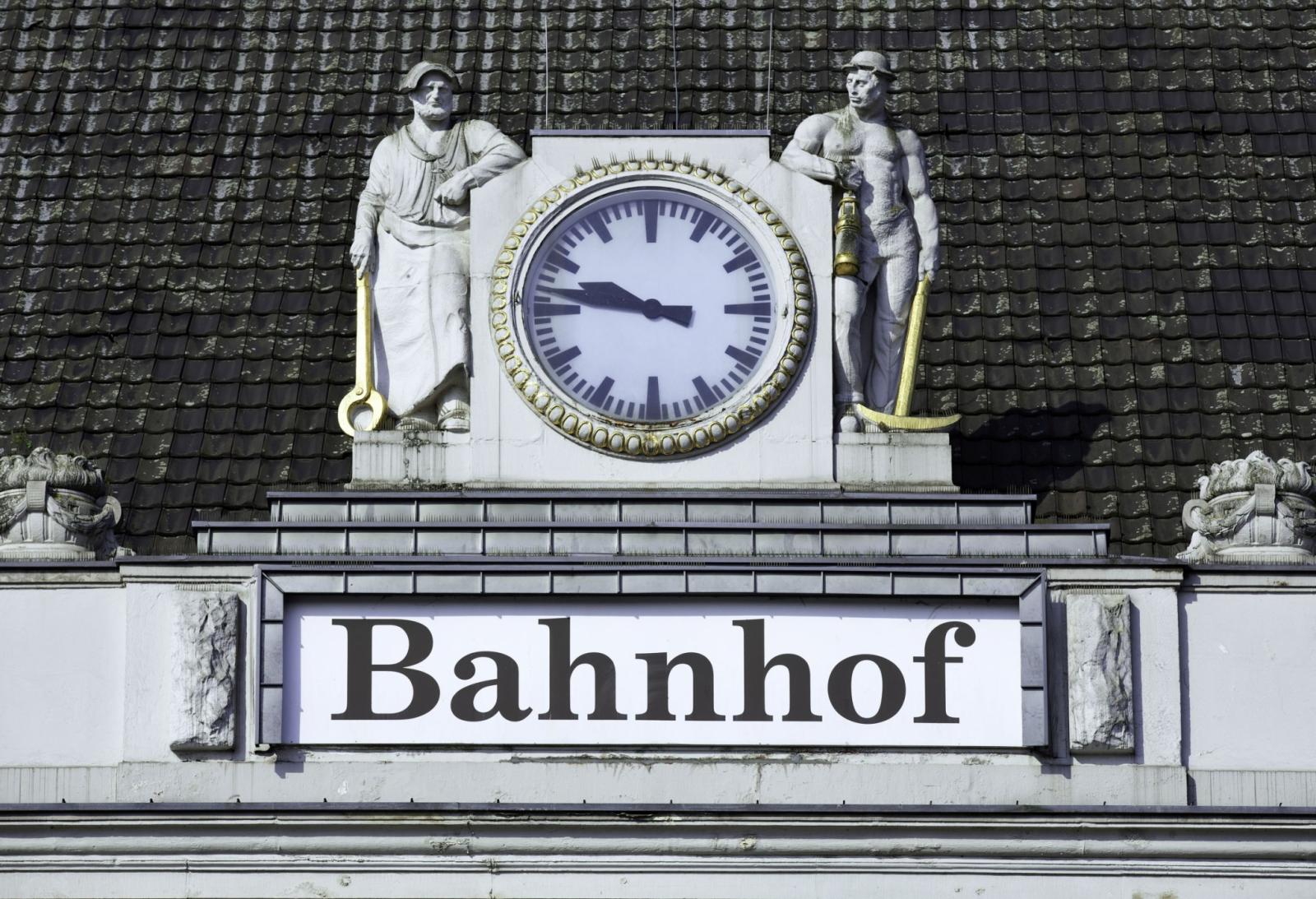 Bahnhofsuhr, eingerahmt von Drahtzieher und Bergmann