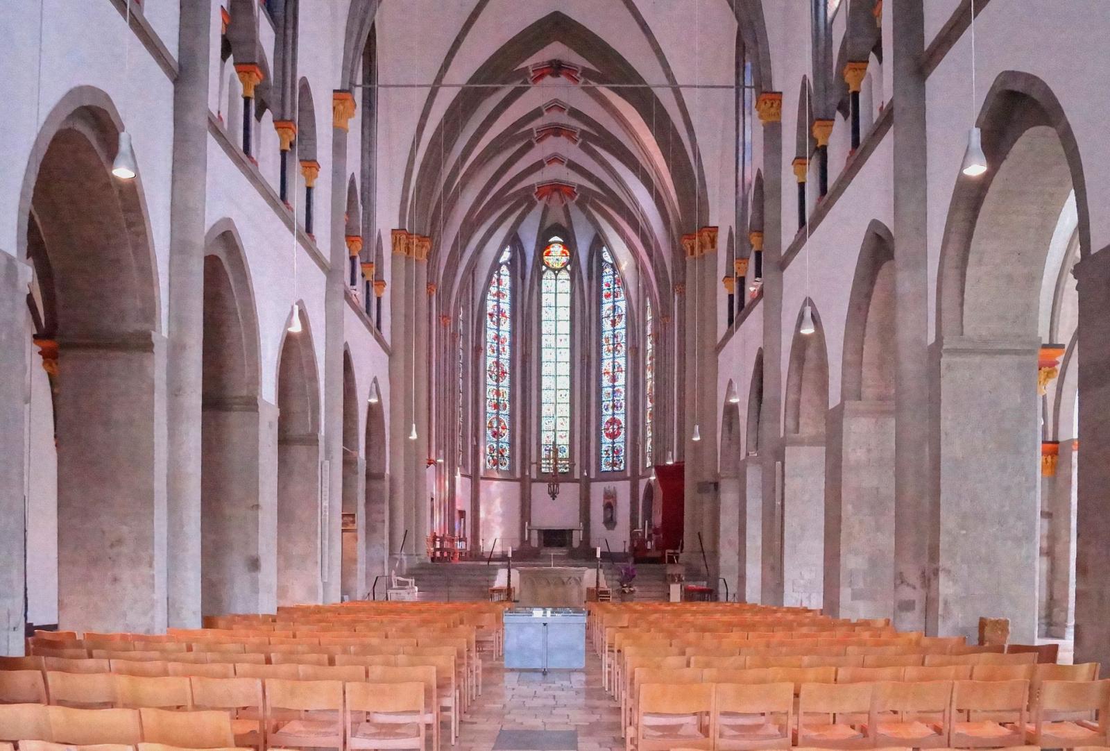 Innenansicht mit Blick zum Chor
