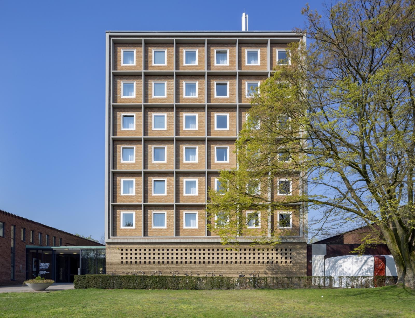 Frontalansicht Mittelbau Franz-Hitze-Haus