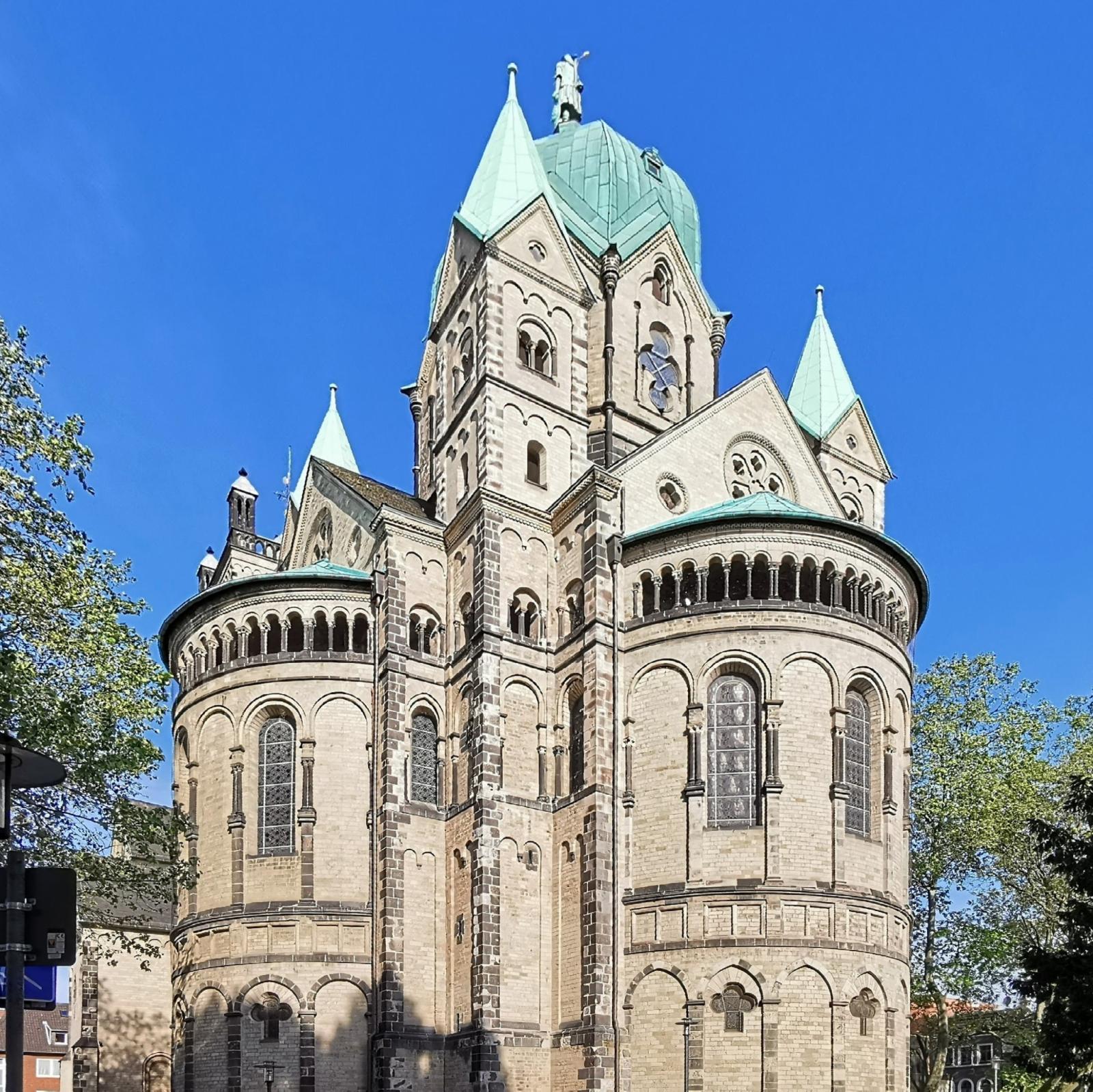 Ostansicht St. Quirinus-Münster mit Dreikonchenchor 