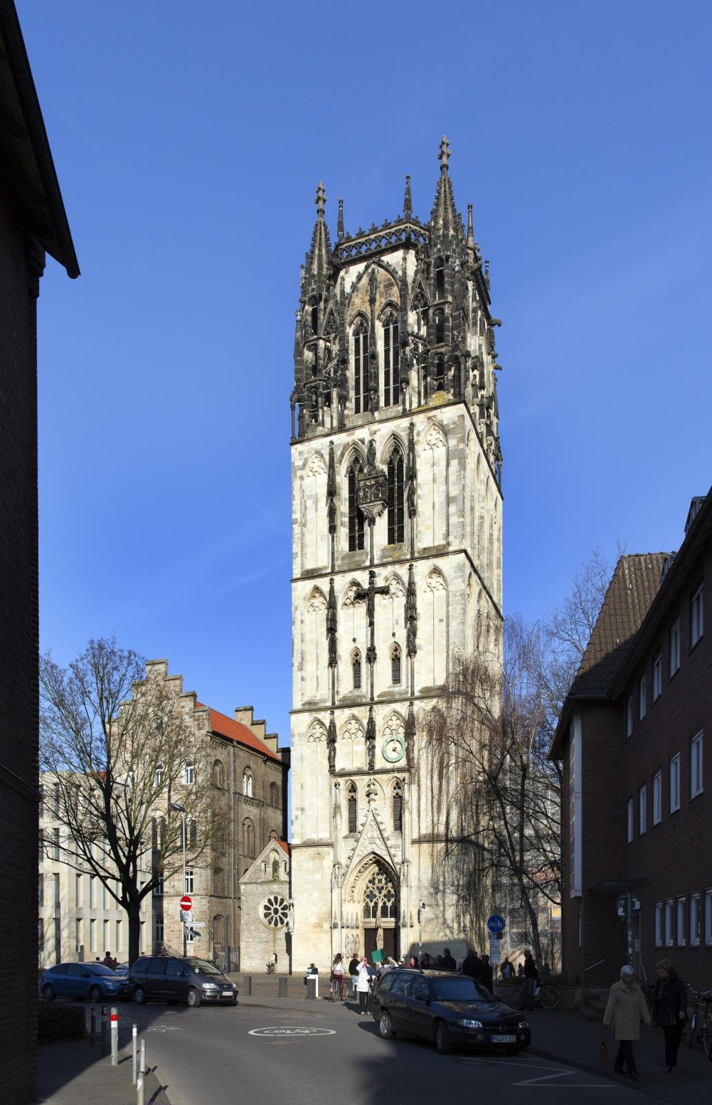 Westansicht mit mächtigem Glockenturm
