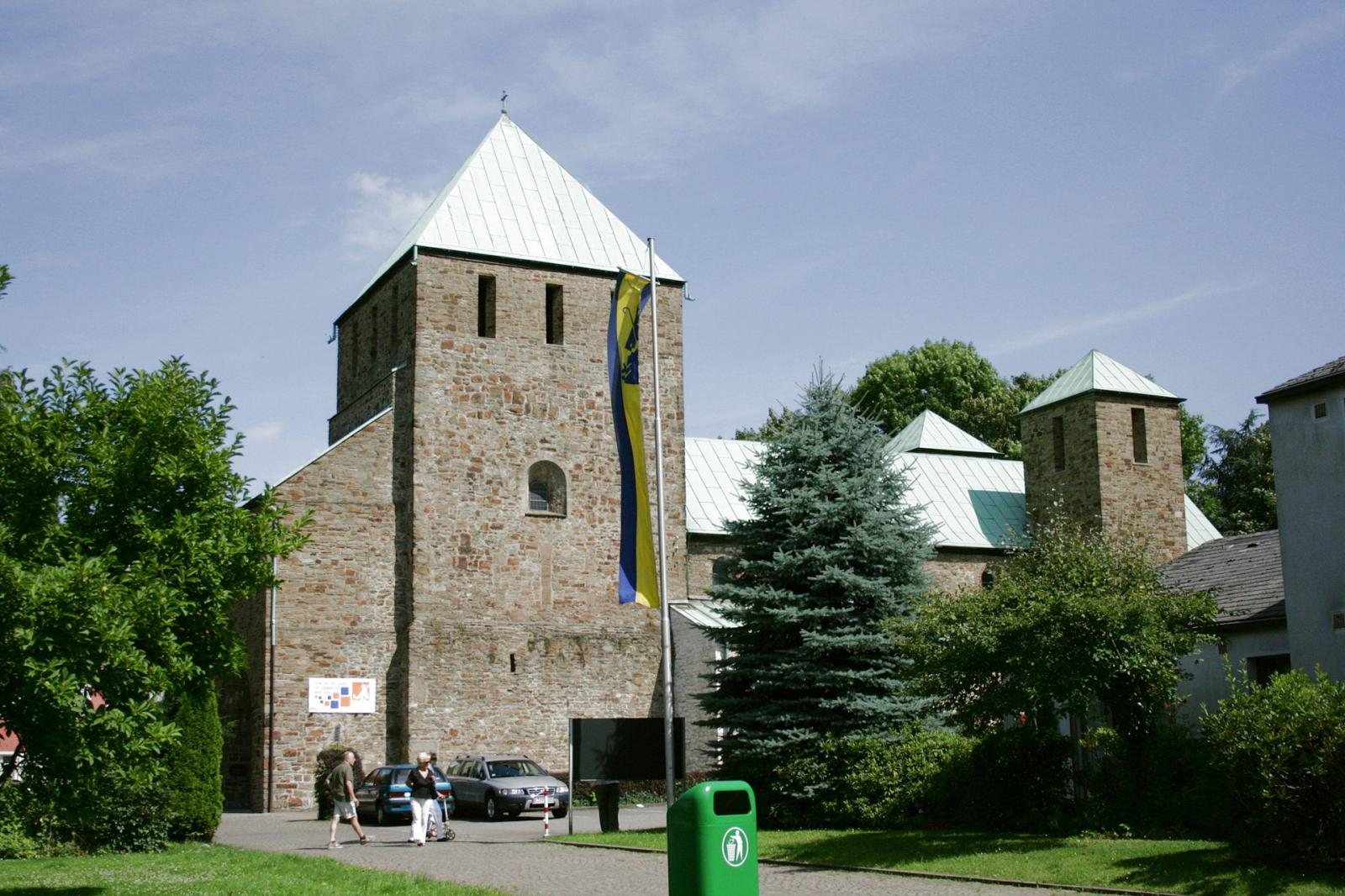 Blick auf den Westturm von St. Lucius in Essen-Werden