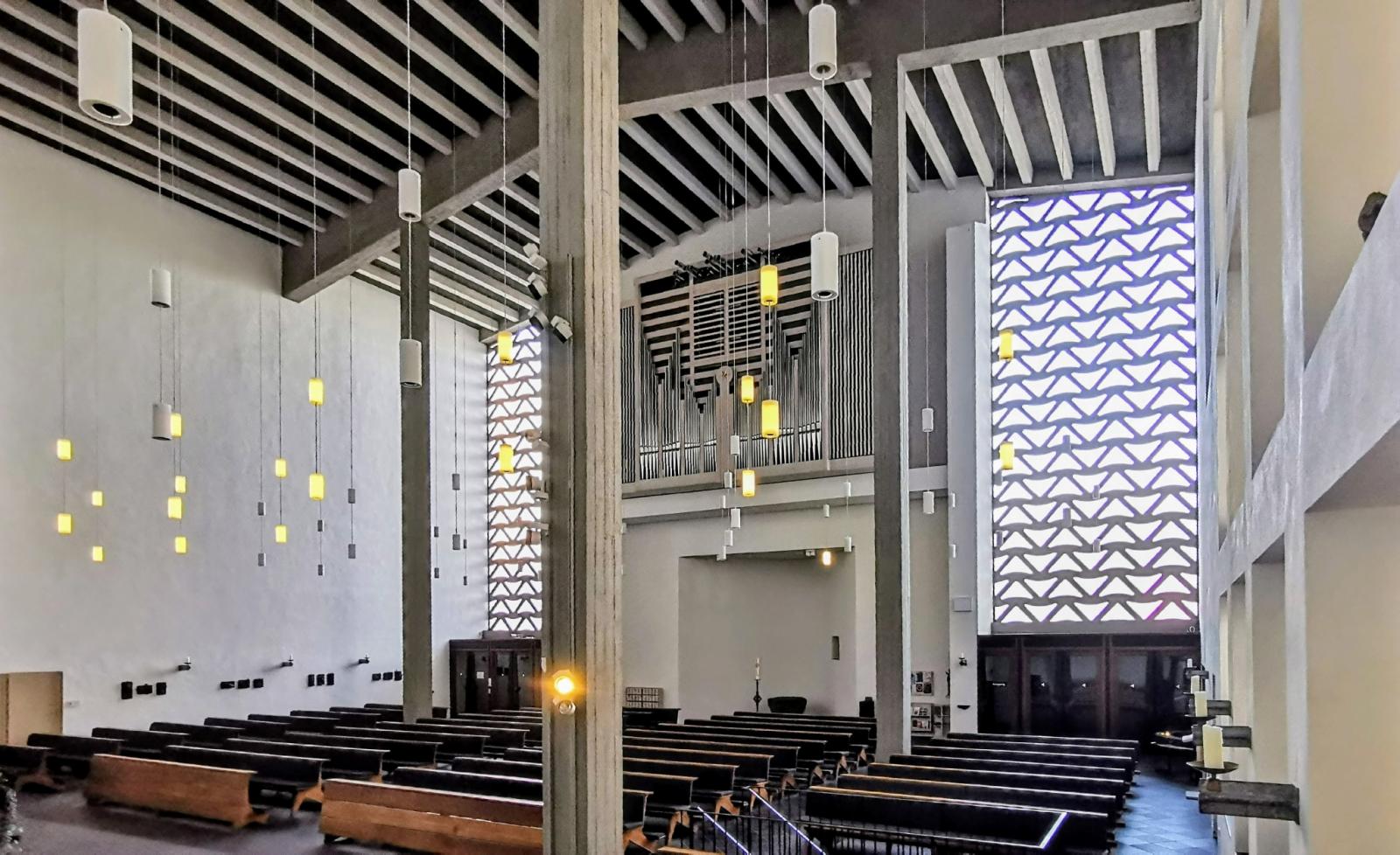 Kircheninnenraum mit Blick zur Orgel