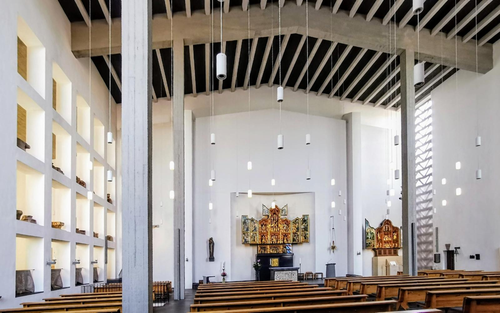 Kircheninnenraum mit Blick zum Altar