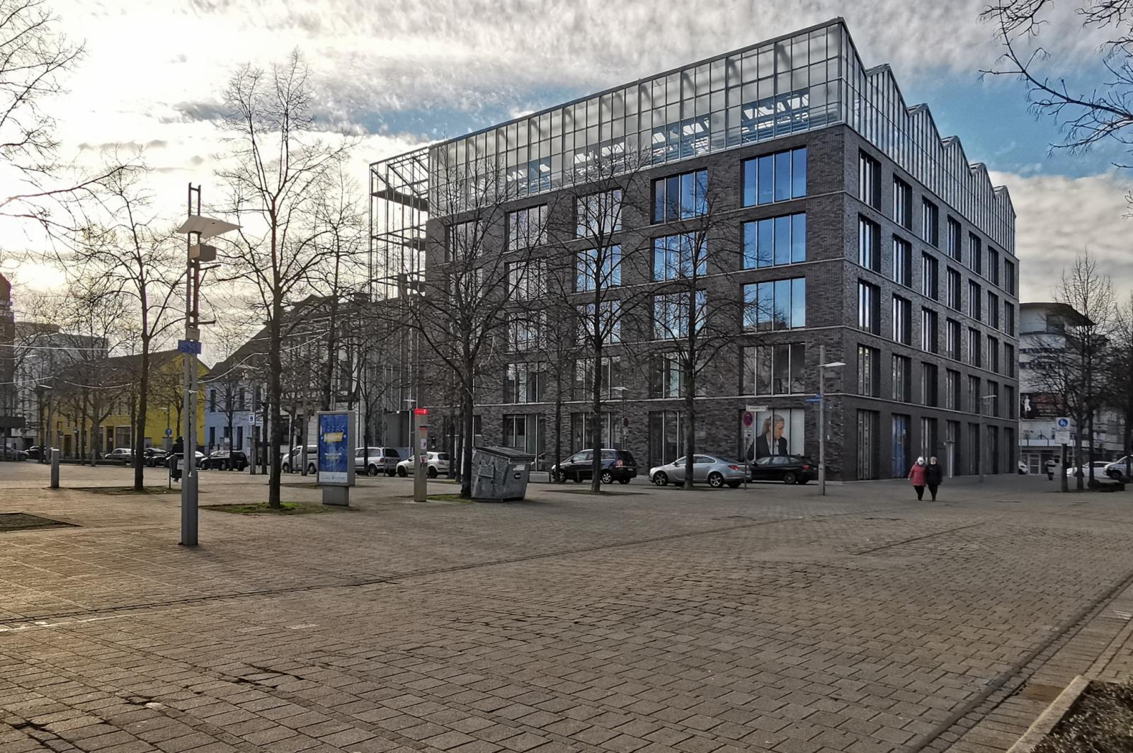 Verwaltungsgebäude mit Dachgewächshaus am Altmarkt