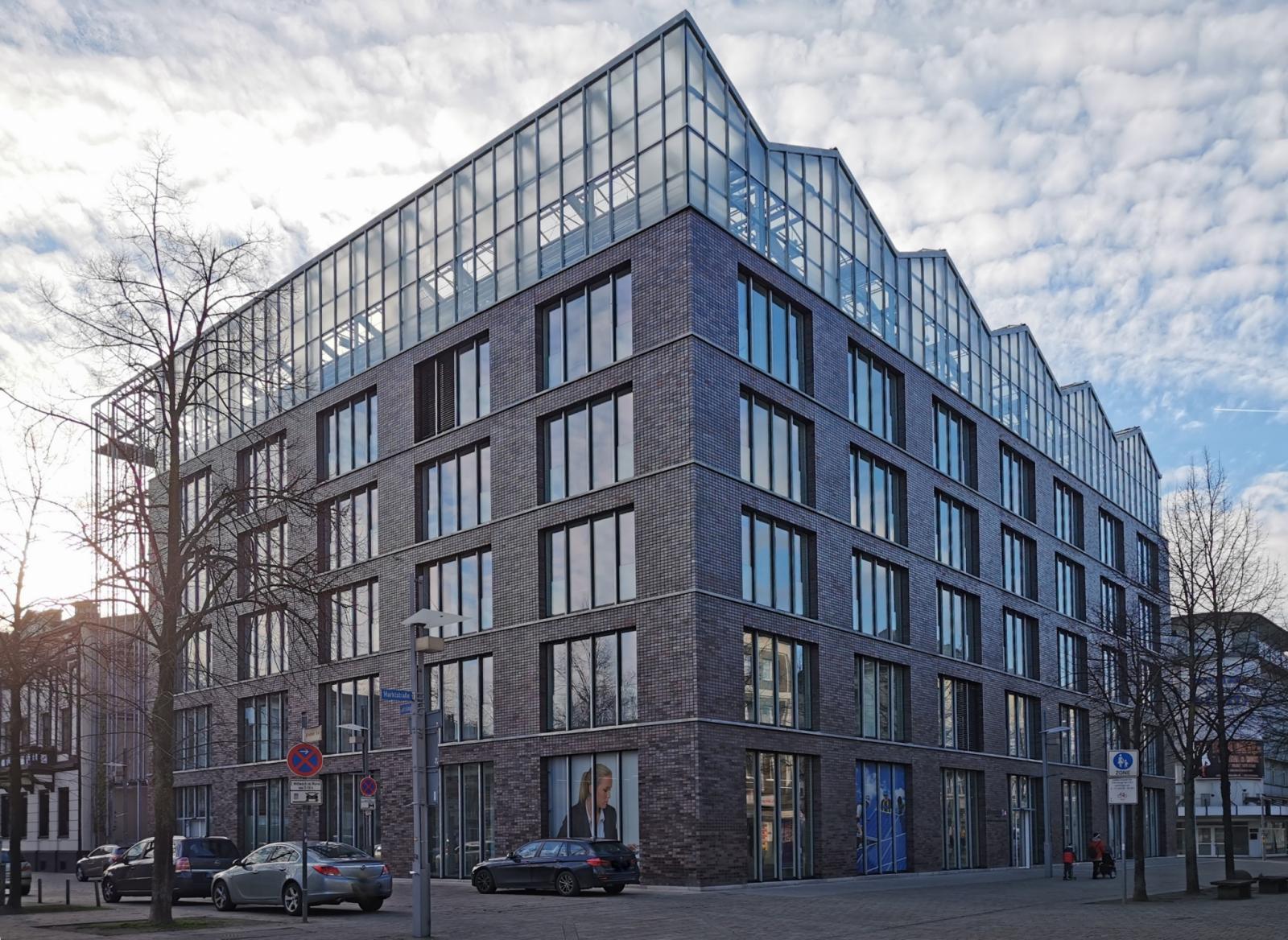 Verwaltungsgebäude mit Dachgewächshaus am Altmarkt 