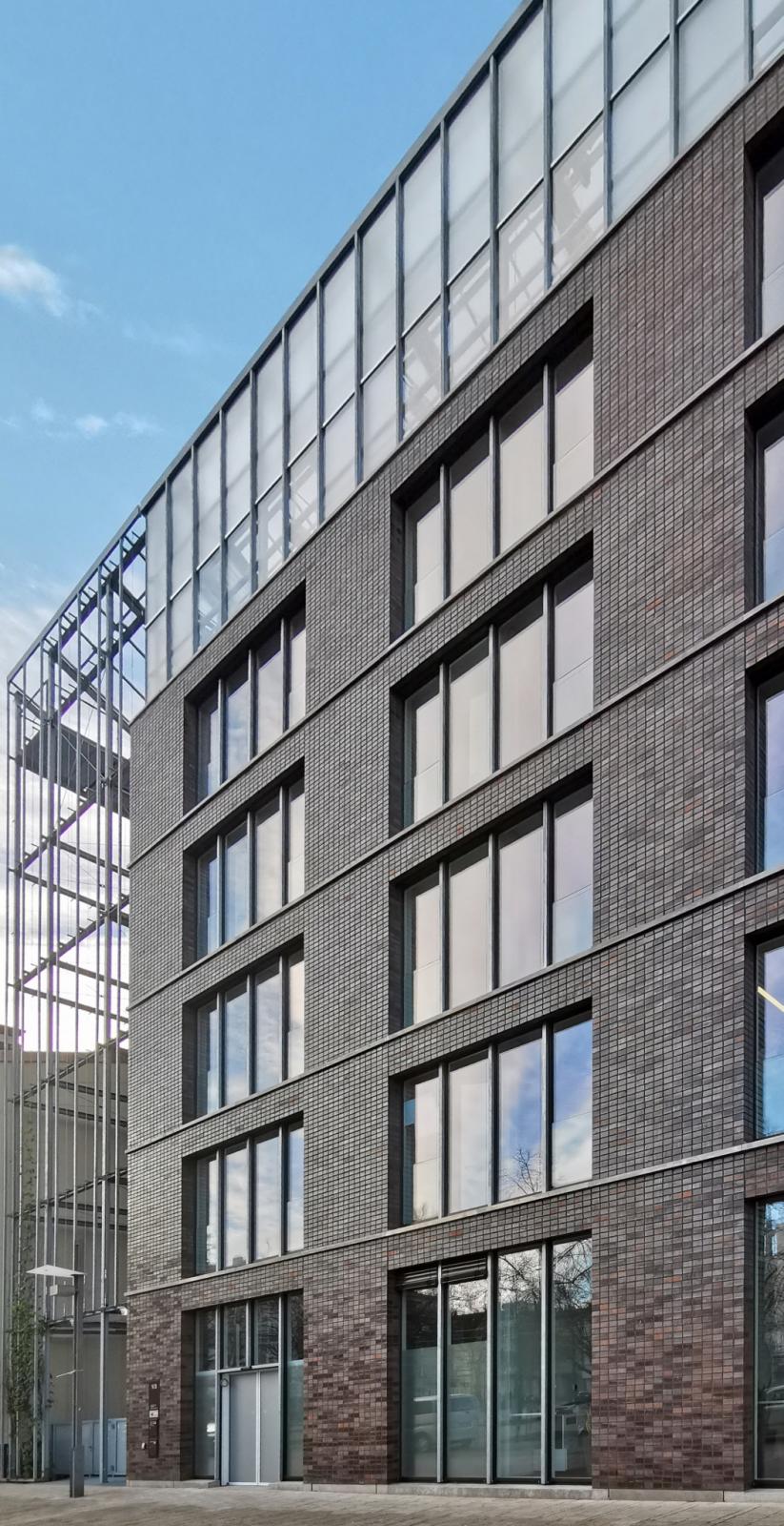 Verwaltungsgebäude mit Dachgewächshaus - Blick vom Altmarkt