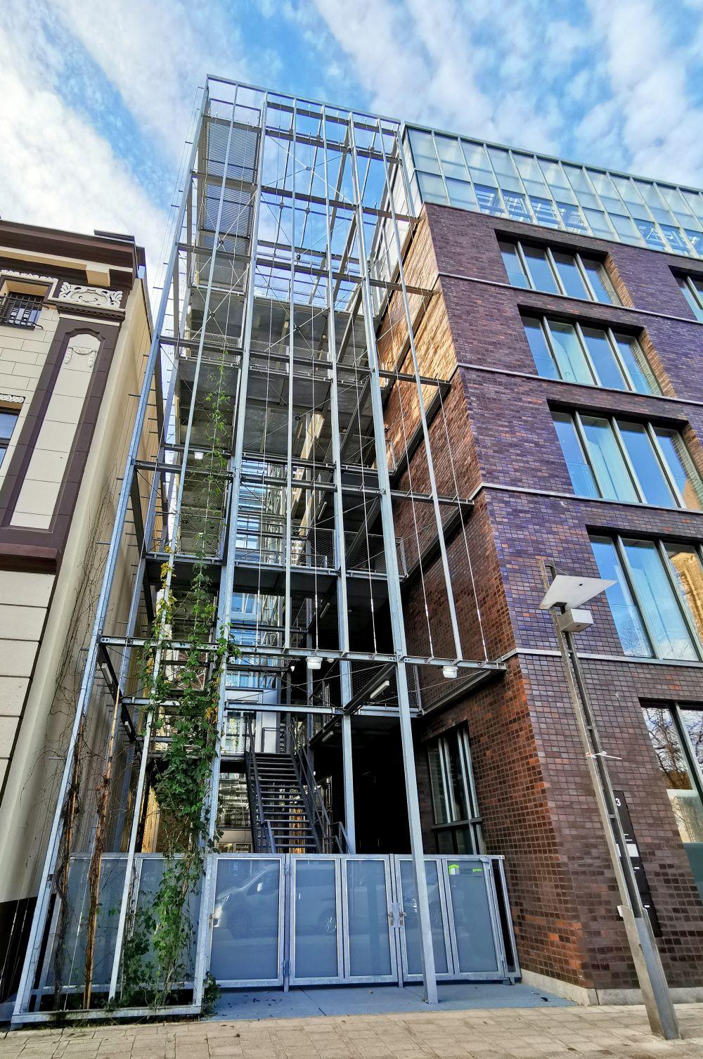 Verwaltungsgebäude mit Dachgewächshaus - Offenes Stahlgerüst 