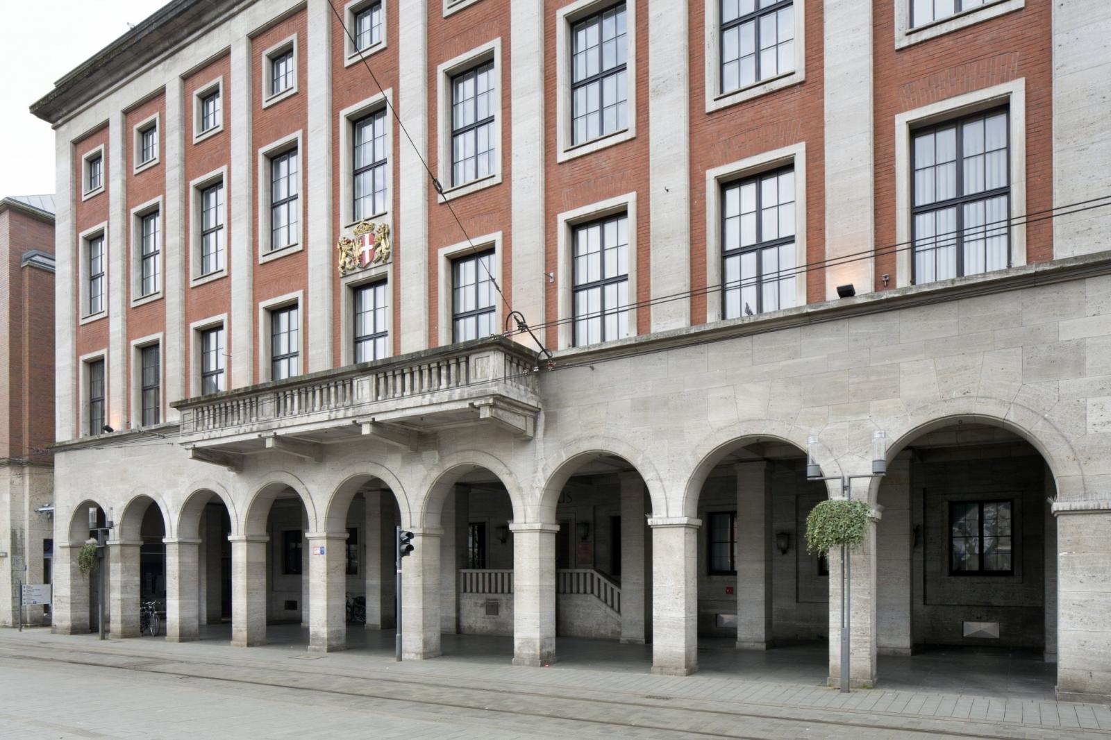 Rathaus Neuss mit Arkaden und Balkon