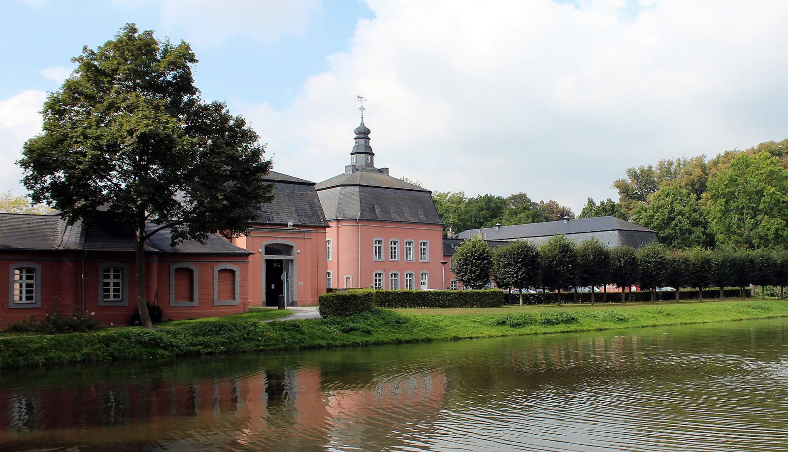 Ostflügel mit Schlossgraben