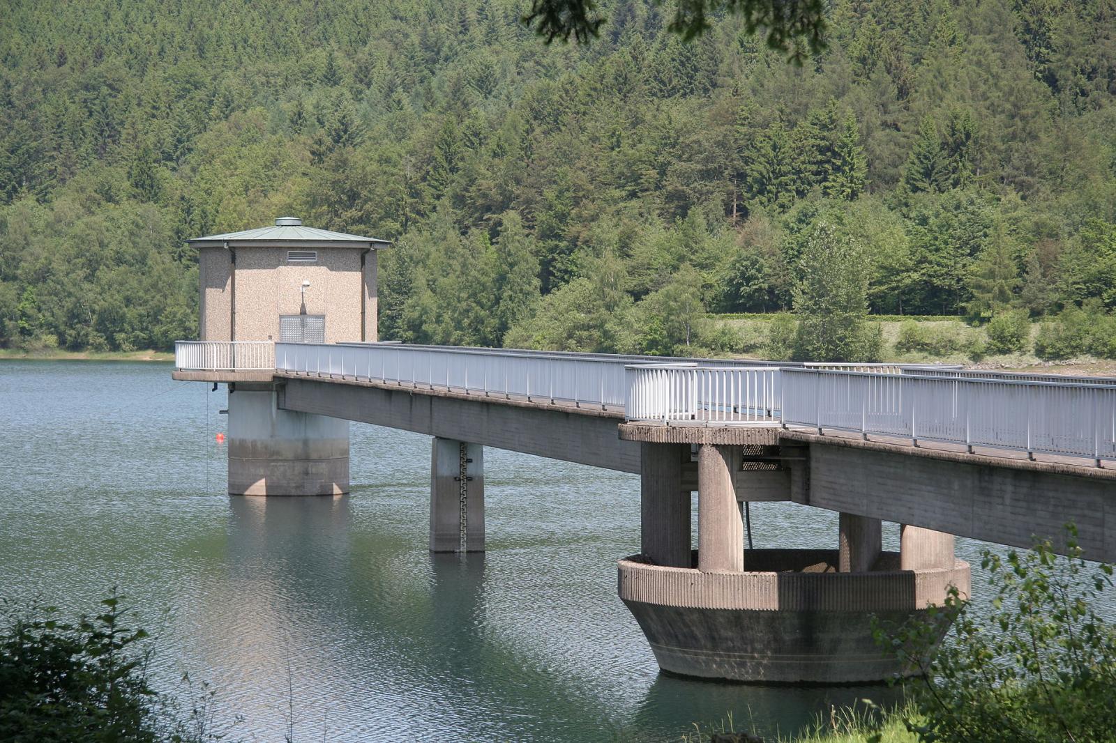 Wasserentnahmeturm mit Hochwasserüberlauftrichter an der Breitenbachtalsperre