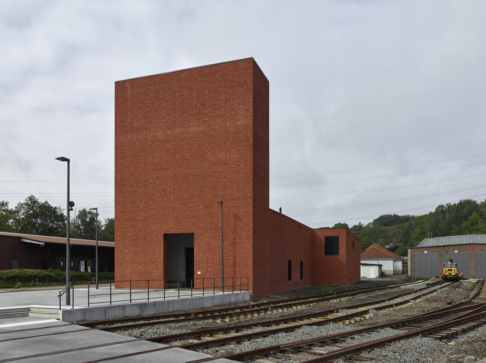 Überhöhtes Eingangsportal, Vorplatz