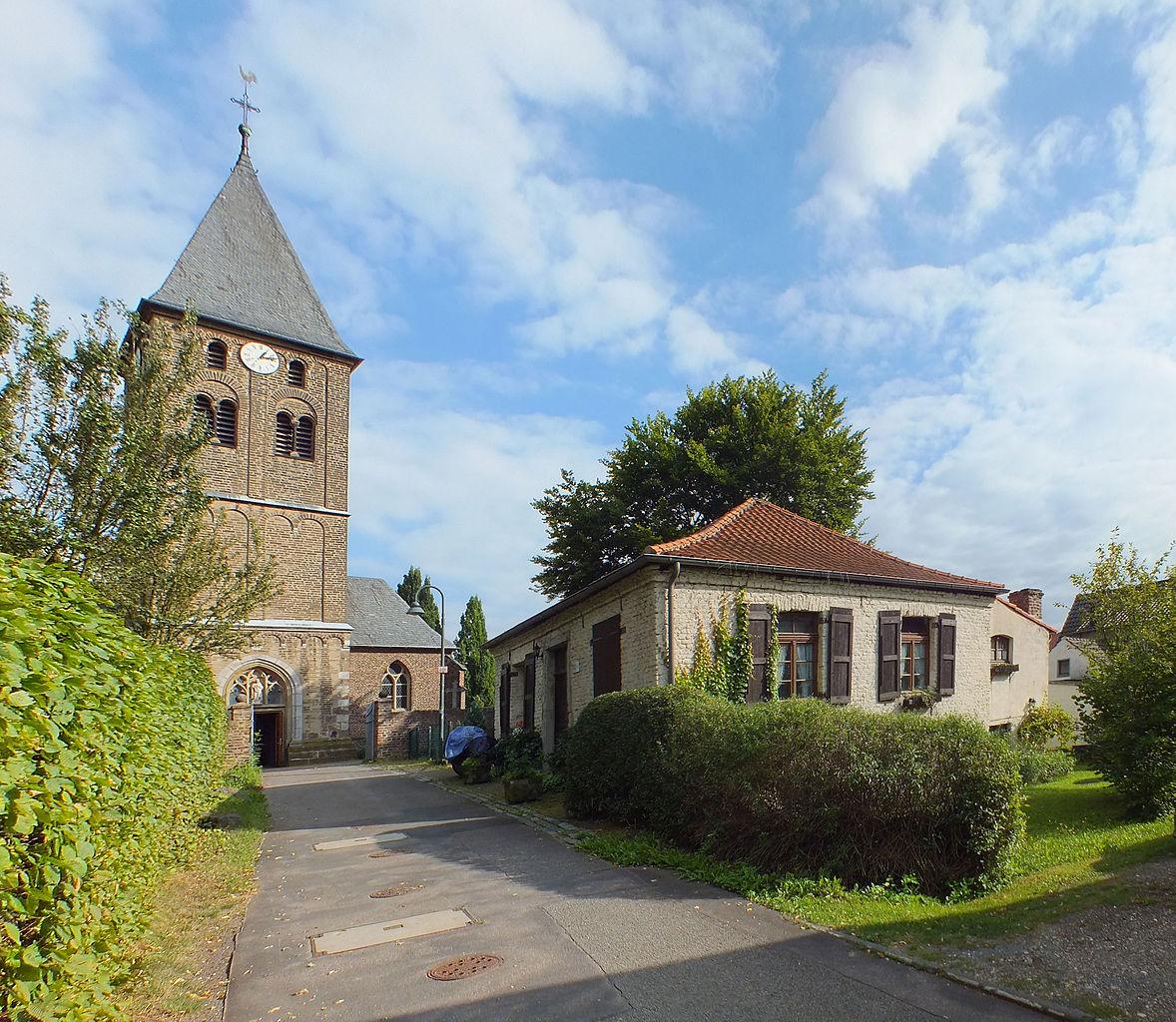 Westansicht mit romanischem Turm und alter Schule