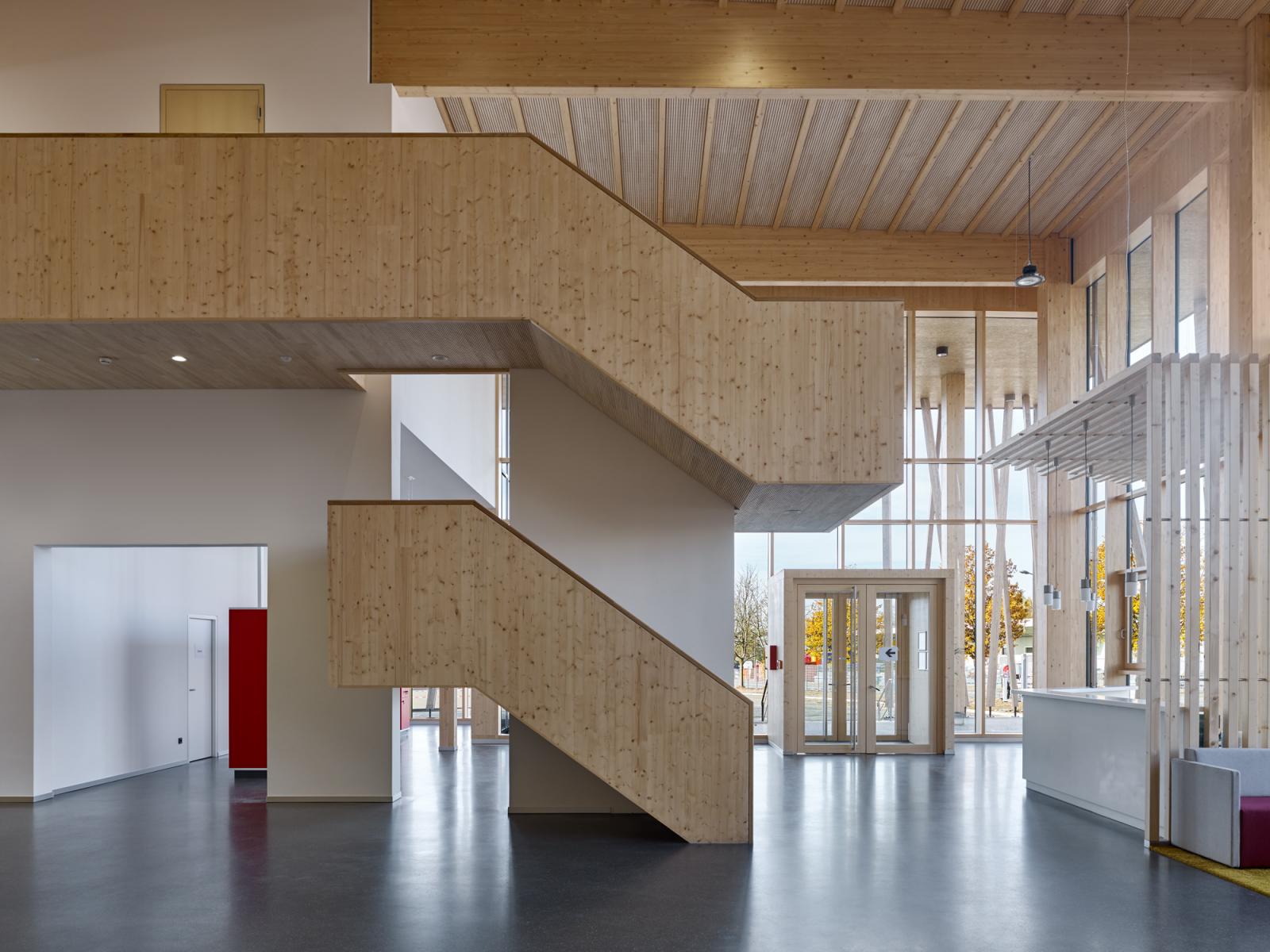 Haupteingang mit offener Treppen