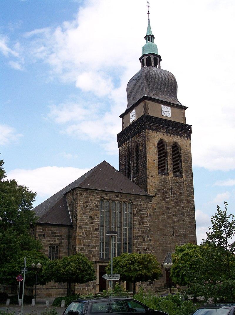 St. Amandus - Haupteingang und Neue Turm (Südansicht)