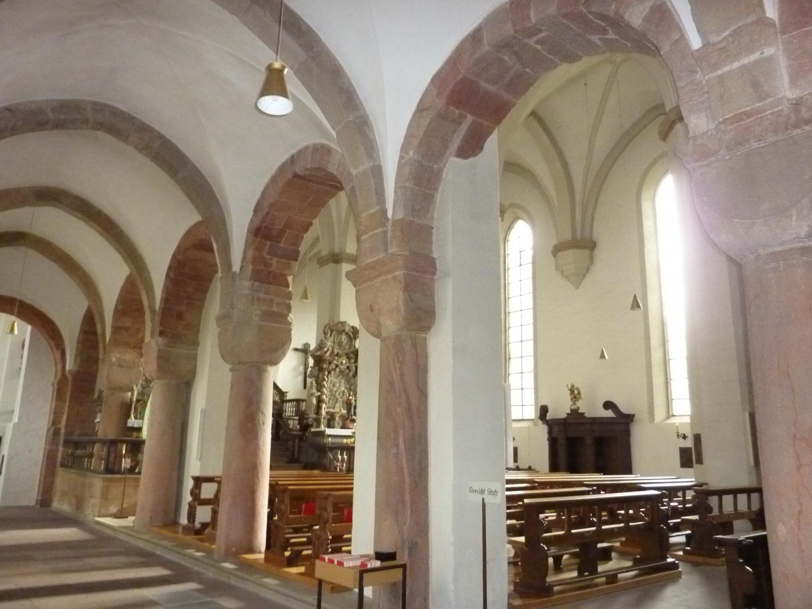 Blick in das Seitenschiff der Stiftskirche