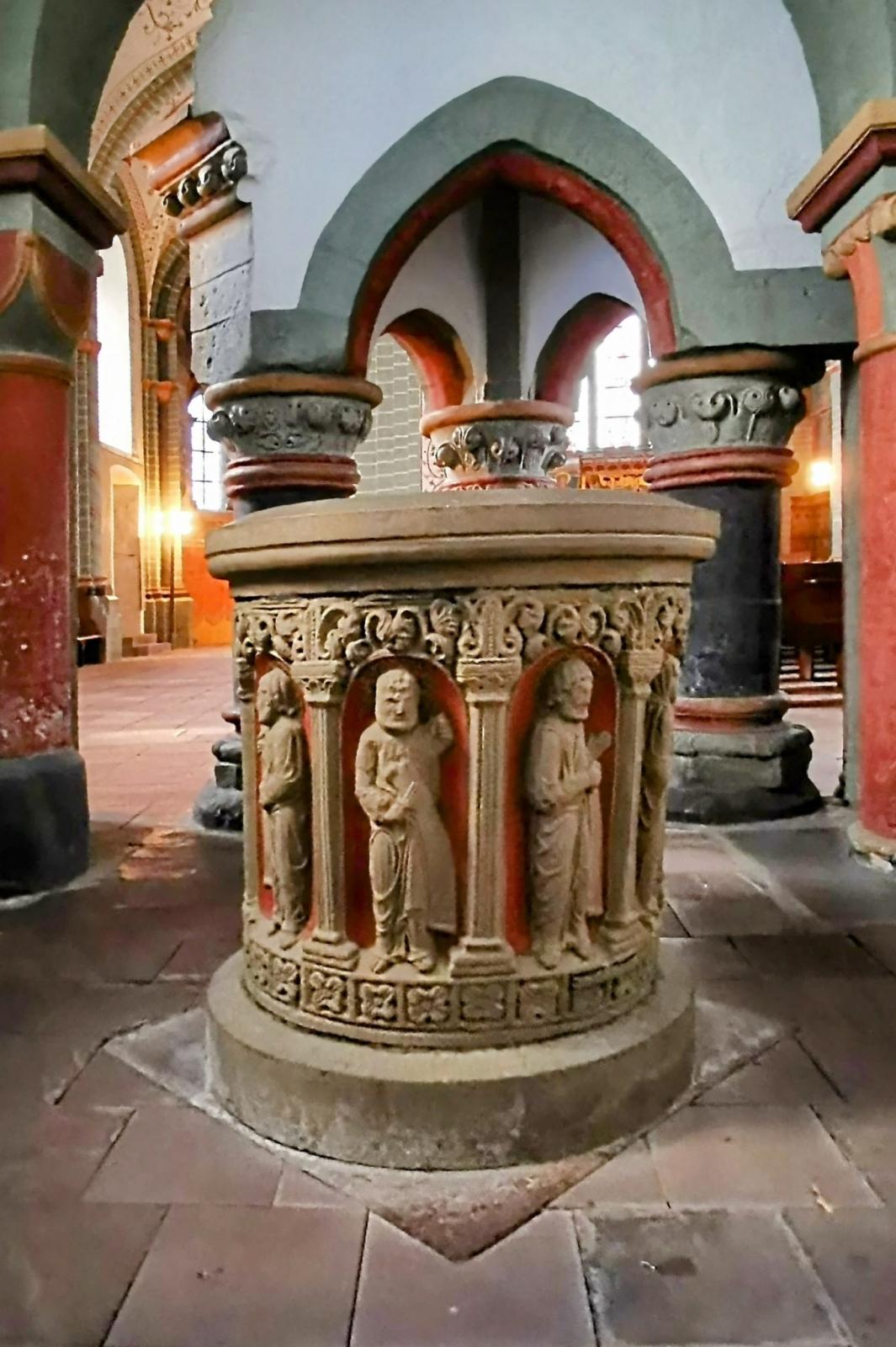 Taufbecken in der Taufkapelle