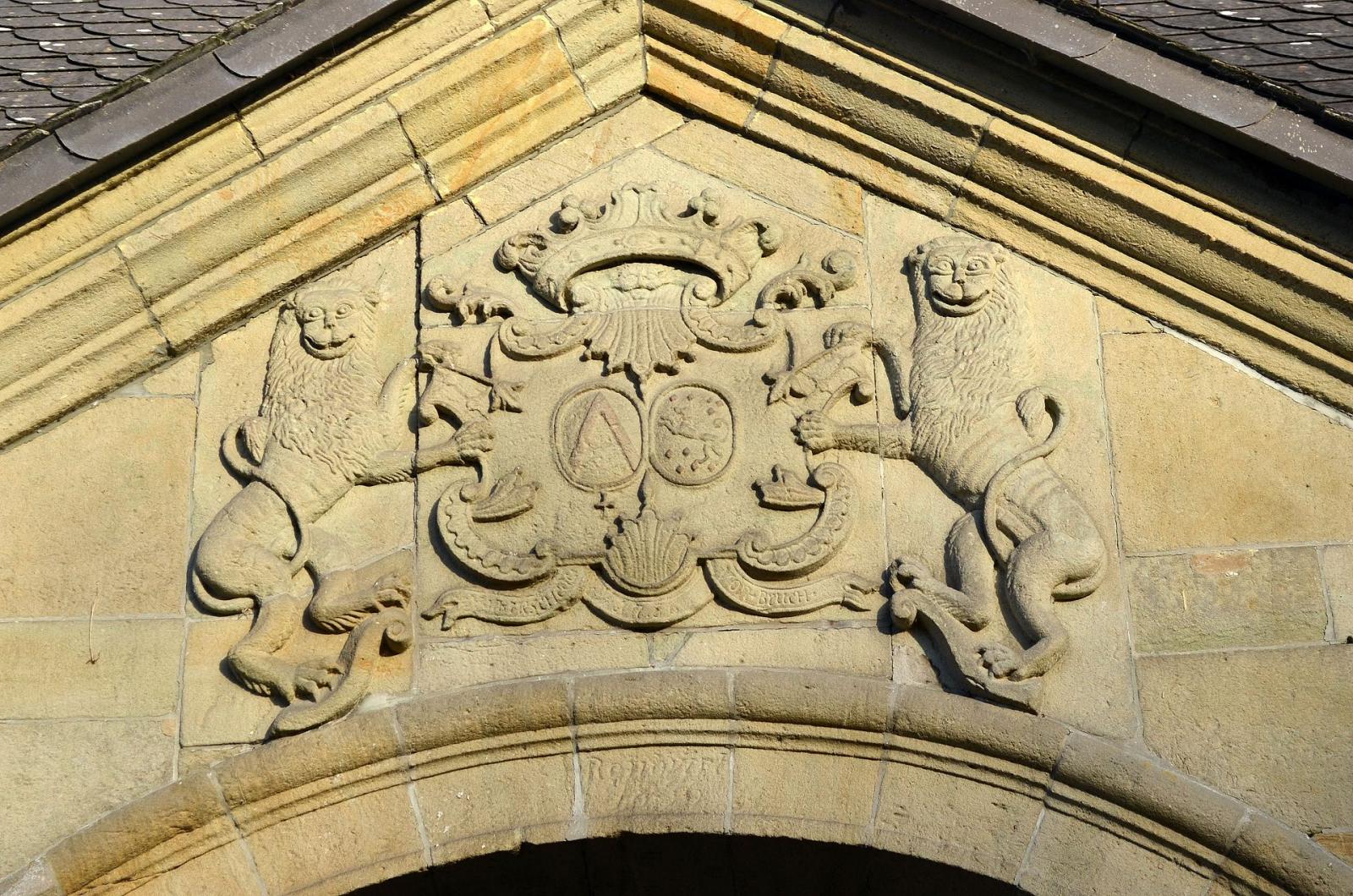 Schloss Alme, Wappen in der Hofdurchfahrt