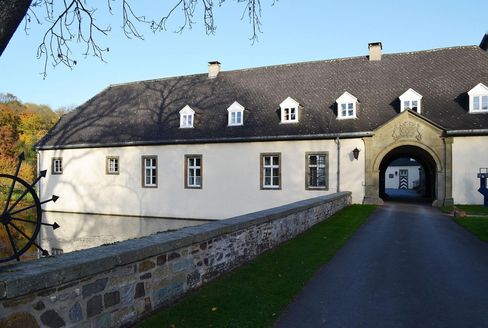 Schloss Alme, Seitenflügel, Hofdurchfahrt