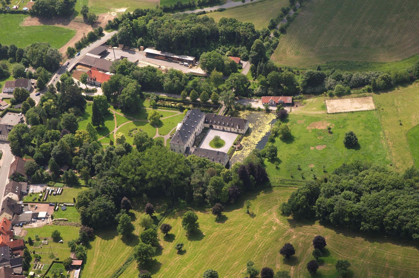 Schloss Alme, Schrägluftbild aus Blickrichtung Westen, Gesamtanlage
