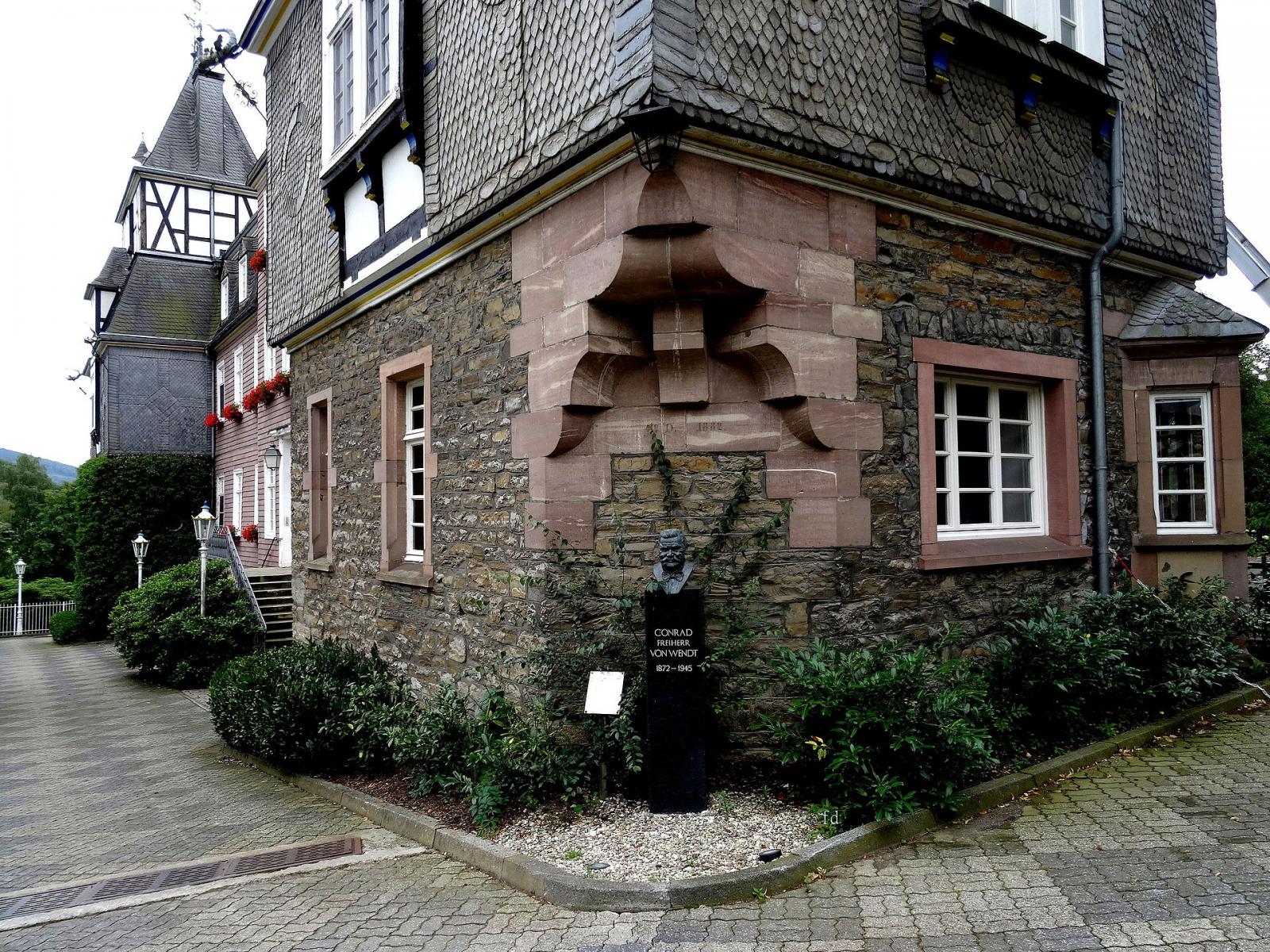 Nordturm Detail, Büste Conrad Freiherr von Wendt (1872–1945)