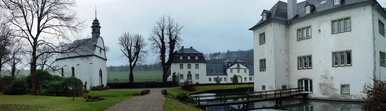 Schloss Laer, Nordwestseite mit Kapelle