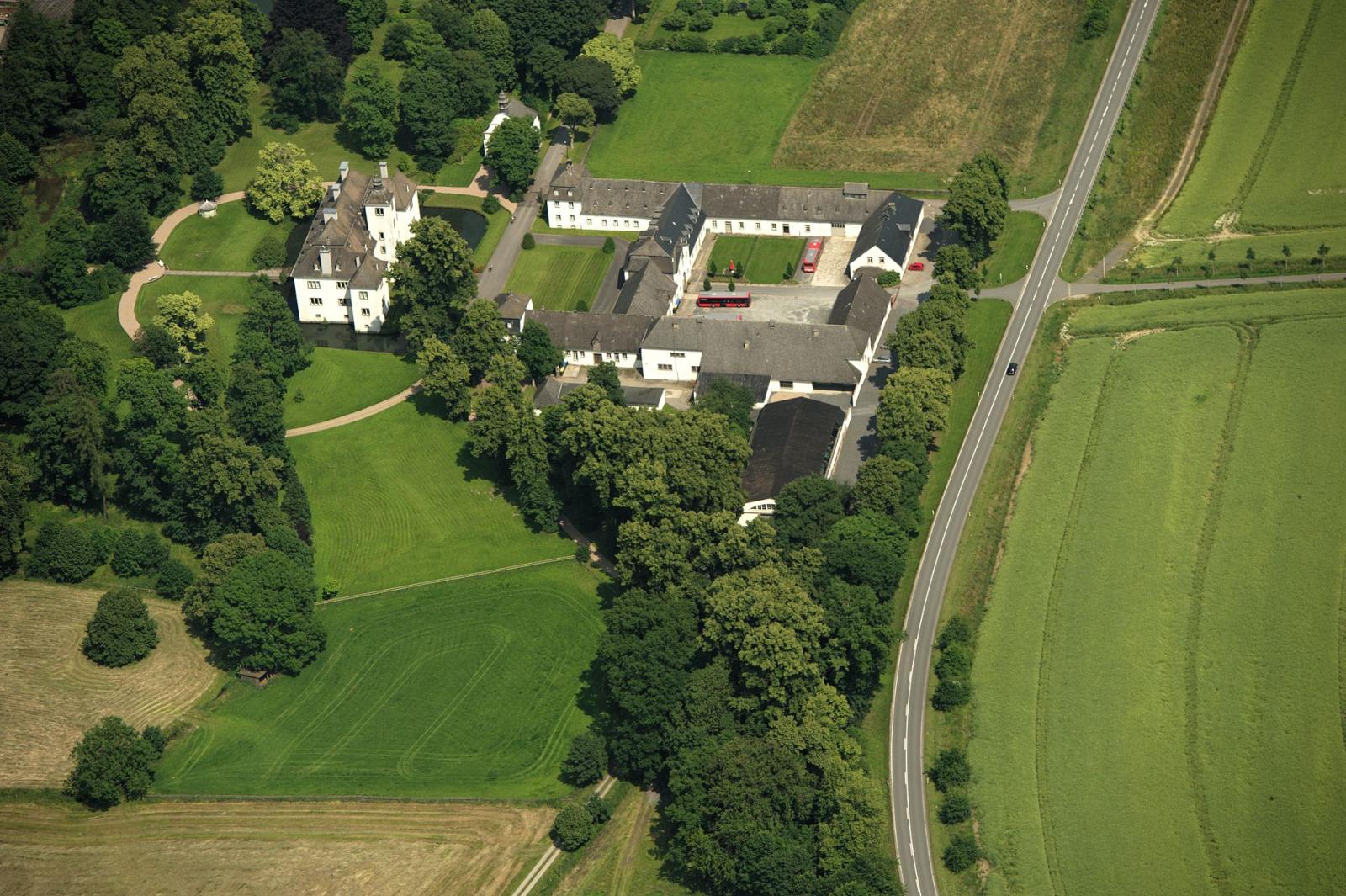 Schloss Laer, Schrägluftbild aus Blickrichtung Westen
