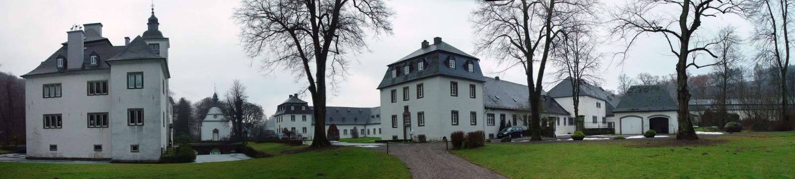 Schloss Laer, Ansicht des Gesamtkomplexes der Schlossanlage aus westlicher Richtung