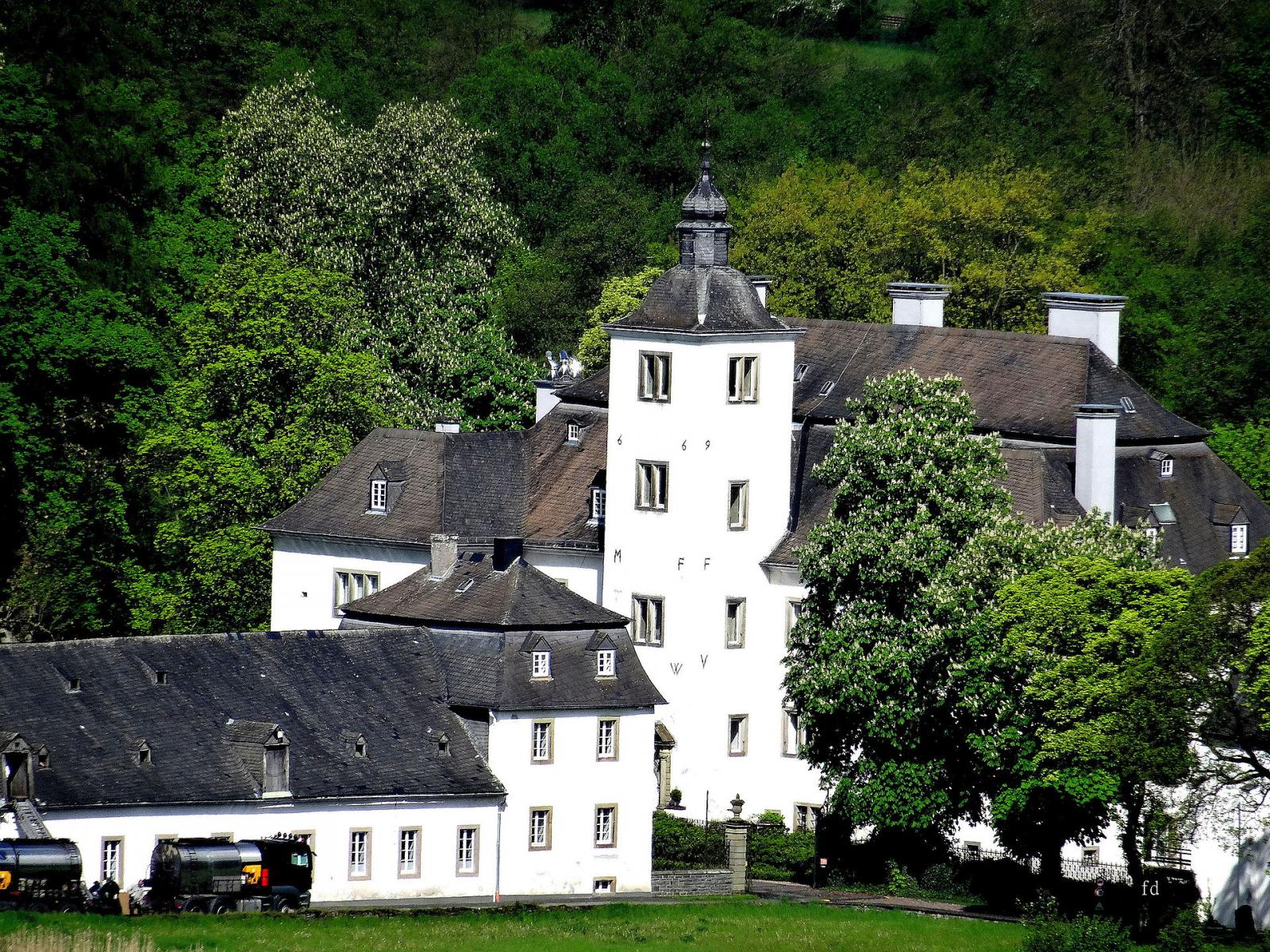 Schloss Laer, Außenperspektive
