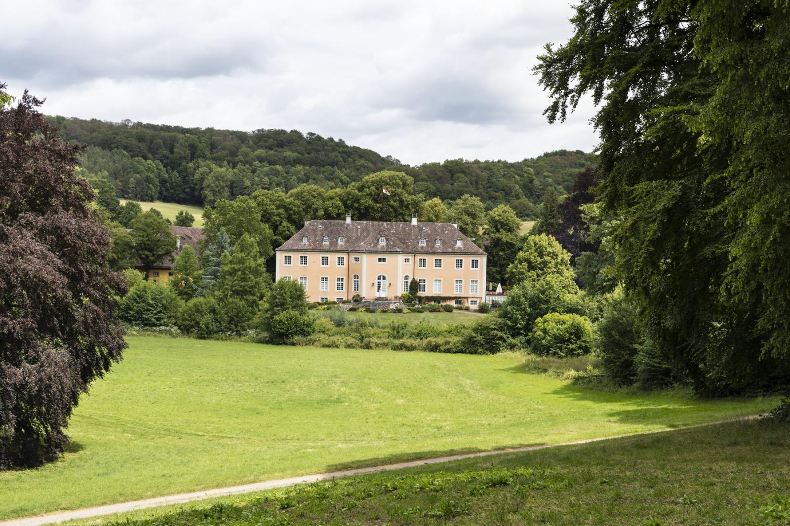 Blick über den Schlosspark zum Haus Rheder