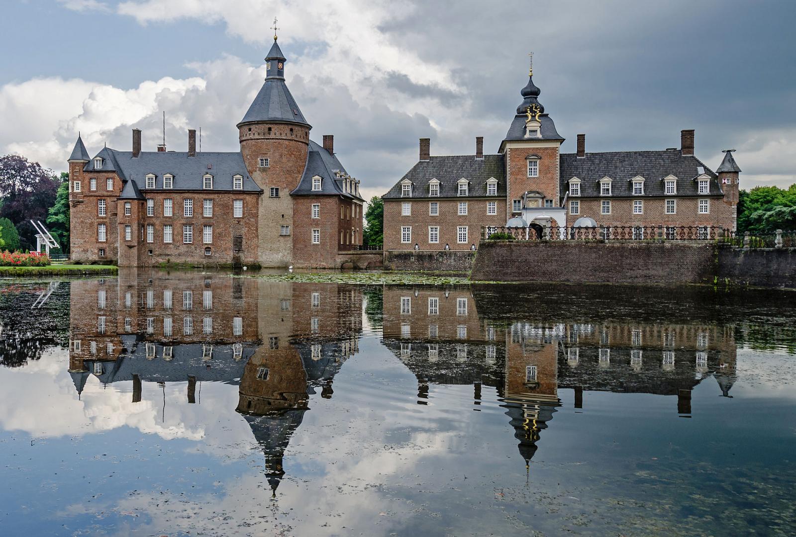 Gesamtansicht mit Haupt- und Vorburg der Wasserburg Anholt